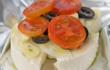 Ein köstliches Rezept für gegrillten Feta mit saftigen Tomaten und würzigen Zwiebeln.