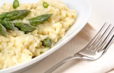 Ein köstliches Risotto-Gericht mit frischem Spargel und cremigem Parmesan.