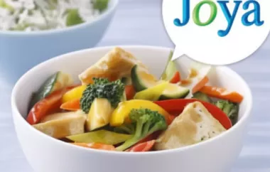 Ein köstliches veganes Gericht mit knusprigem Tofu und frischem Gemüse in einer würzigen Sojasauce.