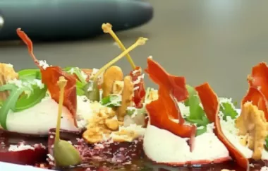 Ein köstliches vegetarisches Carpaccio mit roten Rüben und cremigem Ziegenkäse