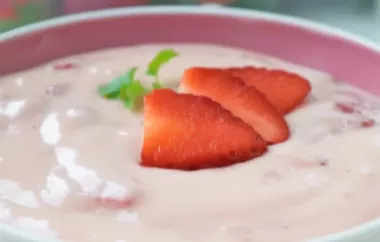 Ein leckerer Erdbeerpudding, verfeinert mit frischen Erdbeeren!