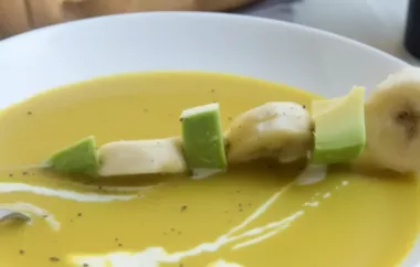 Eine exotische Suppe mit einer cremigen Kokosmilch-Bananen-Basis und frischen Avocadostückchen.