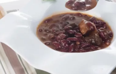 Eine herzhafte Bohnensuppe mit zartem Rindfleisch