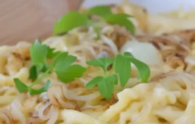 Eine köstliche Kombination aus hausgemachten Spätzle, würzigem Käse und gerösteten Zwiebeln in einer Pfanne gebacken.