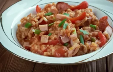 Eine köstliche Mischung aus Huhn, Garnelen und Reis in einer würzigen Tomatensoße.