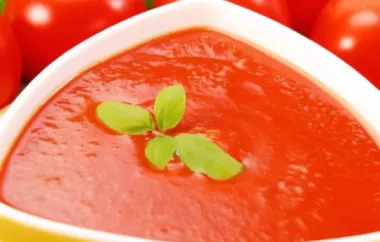 Eine köstliche Tomatencremesuppe mit frischem Basilikum