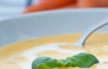 Eine köstliche und cremige Karottensuppe mit einem Hauch von Sauerrahm