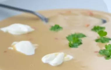 Eine köstliche und würzige Erdnuss-Suppe mit Gemüse und Hühnchen