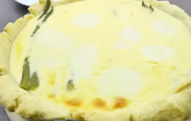 Eine leckere Quiche mit frischem Spargel und würzigem Käse