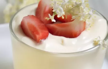 Erfrischende Holunderblütenmilchkaltschale mit frischen Beeren