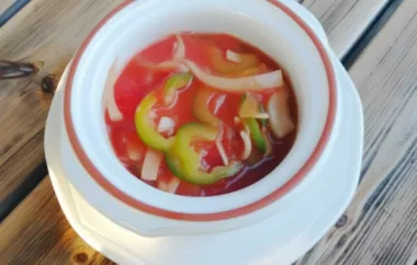 Erfrischende, sommerliche Suppe aus Tomaten, Paprika und Gurken