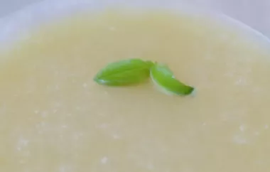 Erfrischende Suppe aus frischer Wassermelone und Gurke