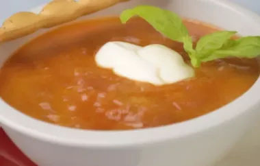Erfrischende und gesunde Joghurt-Tomaten-Suppe mit aromatischem Basilikum-Pesto