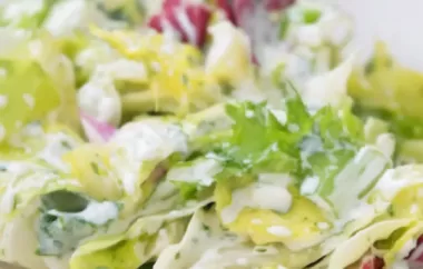 Erfrischender Blattsalat mit cremiger Topfenmarinade