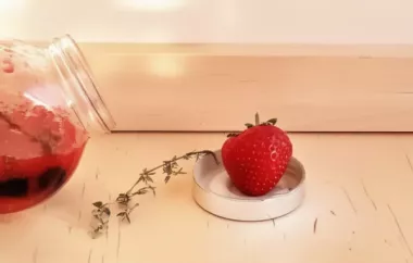 Erfrischender Erdbeer-Thymian-Essig mit einem Hauch von Schärfe