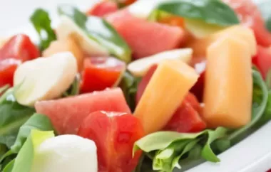 Erfrischender Melonen-Käse-Salat mit einer süß-salzigen Kombination