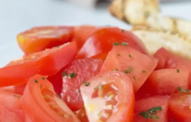 Erfrischender Melonen-Tomaten-Salat mit würziger Schafskäse-Note