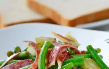 Erfrischender Salat aus grünen Bohnen mit herzhafter Salami