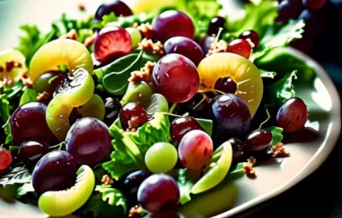 Erfrischender Salat mit knackigem Lollo Rosso und süßen Weintrauben