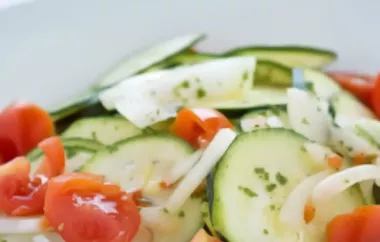 Erfrischender Salat mit Zucchini und frischen Kräutern