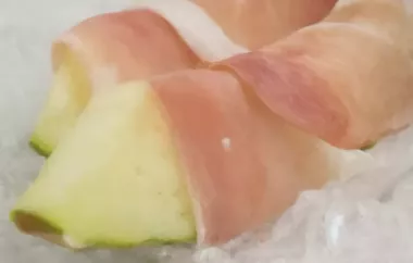 Erfrischender Snack mit süßen Melonen und herzhaftem Parmaschinken