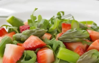 Erfrischender Spargel-Erdbeersalat mit leichter Vinaigrette