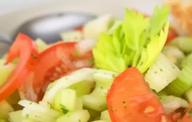 Erfrischender Stangensellerie Salat mit saftigen Tomaten