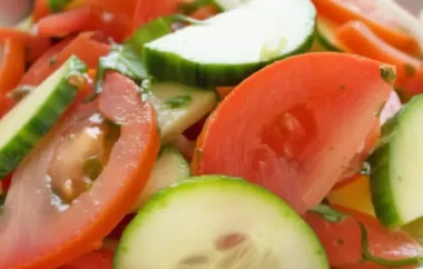 Erfrischender Tomaten-Gurken-Salat mit frischen Kräutern und leckerem Dressing