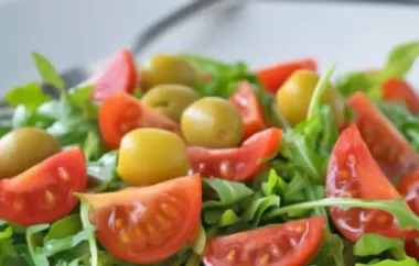 Erfrischender Tomatensalat mit aromatischen Kräutern und würzigem Dressing