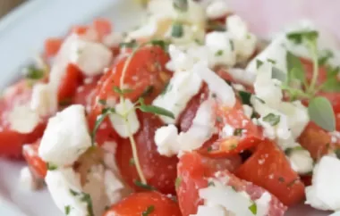 Erfrischender Tomatensalat mit würzigem Schafskäse