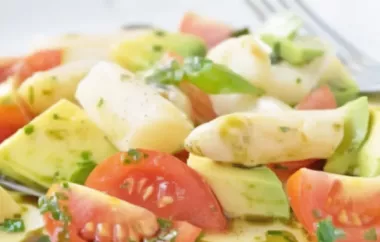 Erfrischender und gesunder Salat mit buntem Spargel und frischen Erdbeeren