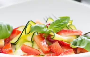 Erfrischender Zucchini-Erdbeer-Salat mit Minze und Zitronendressing