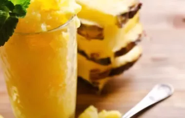 Erfrischendes Ananas-Sorbet - ein fruchtiges Dessert für heiße Sommertage