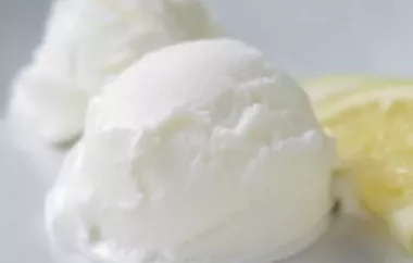 Erfrischendes Buttermilch-Eis - das perfekte Sommerdessert
