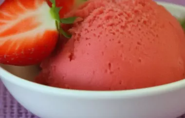 Erfrischendes Erdbeer-Sorbet für heiße Sommertage