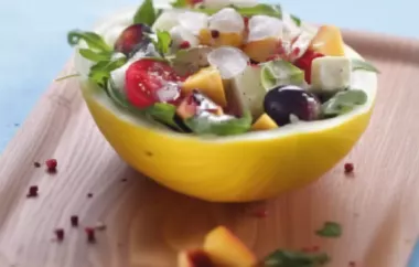 Erfrischendes Sommerrezept: Pfirsich-Melonen-Salat mit Büffelmozzarella