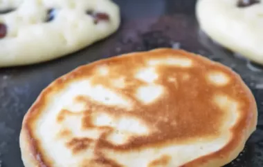 Fluffige Mandel-Pancakes mit Ahornsirup und frischen Beeren