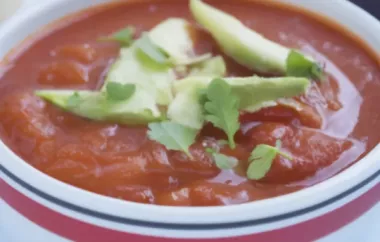 Frische und cremige Tomatensuppe mit Avocado