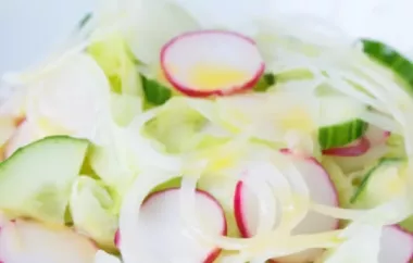 Frischer Salat mit würzigem Senfdressing