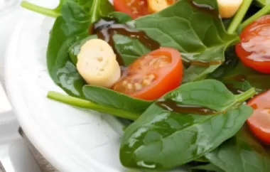 Frischer Tomaten Spinat Salat mit leckerem Honig-Senf-Dressing