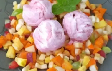 Frisches Erdbeereis auf einem leckeren Fruchtsalat