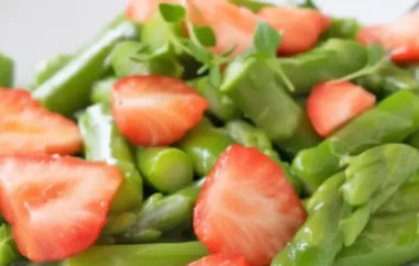 Fruchtiger Salat mit Spargel, Erdbeeren und würzigem Feta