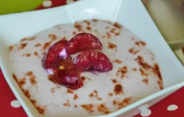 Fruchtiges Joghurtmousse mit frischen Kirschen