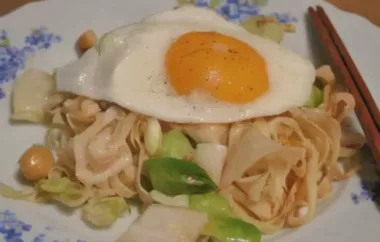 Gebratene chinesische Eiernudeln mit frischem Gemüse und Nüssen