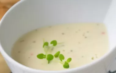 Genießen Sie diese herzhafte Schwarzwurzelsuppe mit knusprigem geröstetem Brot und frischer Petersilie