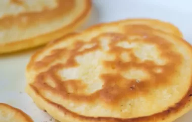 Gesunde Vollkorn-Pancakes mit Honig und frischem Obst