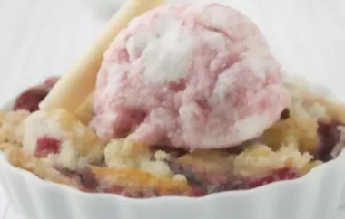 Heißer Obst-Crumble mit Eis - ein köstliches Dessert für die kalten Tage