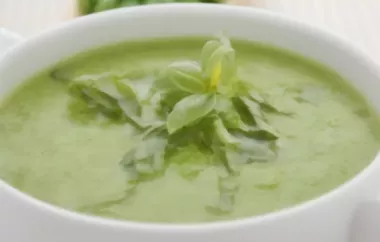 Herzhafte Erbsen-Basilikum-Suppe mit knusprigen Croutons