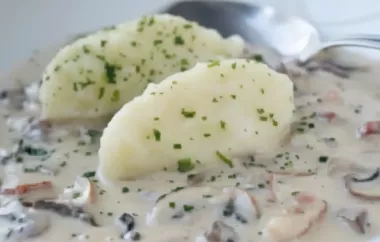 Herzhafte Erdäpfel Nocken mit knusprigem Speck und aromatischen Champignons