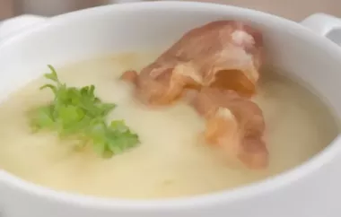 Herzhafte Kartoffelsuppe mit Gemüse und Speckwürfeln